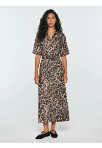 Big-Star - sukienka damska z domieszką lnu w panterkę brązowa larisa 804. Typ kołnierza: kołnierzyk klasyczny. Kolor: brązowy. Materiał: len. Wzór: motyw zwierzęcy. Typ sukienki: koszulowe. Styl: klasyczny, elegancki. Długość: midi #4