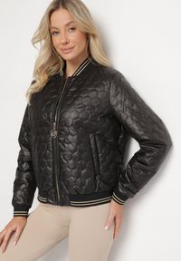 Born2be - Czarna Kurtka w Stylu Bomberki Ozdobiona Pikowaniem i Paskami Desiriel. Okazja: na co dzień. Kolor: czarny. Materiał: jeans. Długość: krótkie. Wzór: aplikacja. Styl: casual #6