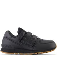 Buty dziecięce New Balance PV574NBB – czarne. Okazja: na uczelnię, na co dzień. Zapięcie: rzepy. Kolor: czarny. Materiał: guma, materiał, syntetyk. Szerokość cholewki: normalna. Model: New Balance 574. Sport: turystyka piesza