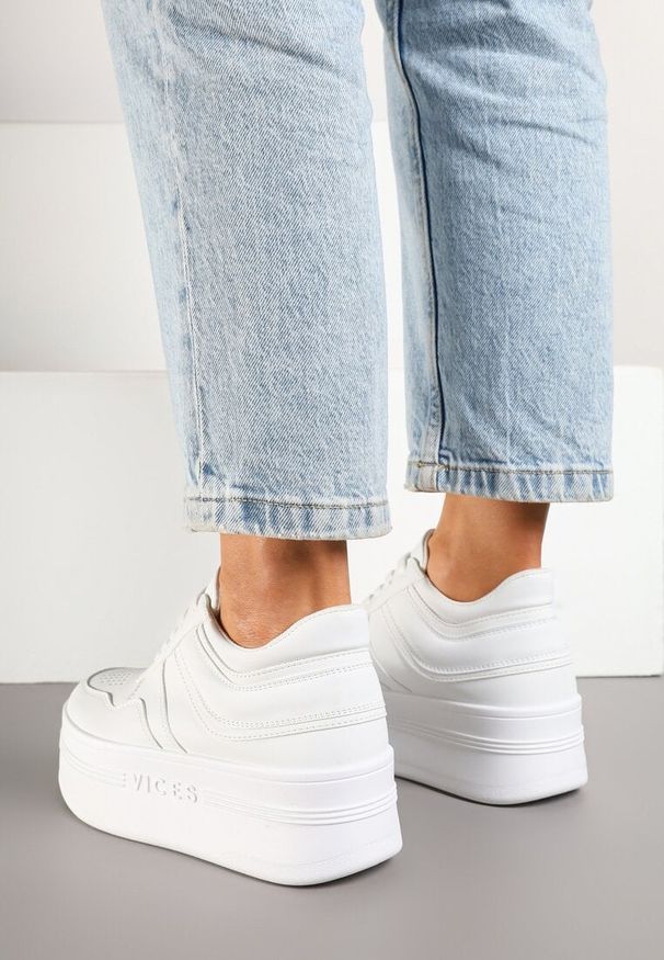 Born2be - Białe Sznurowane Sneakersy Vices na Grubej Podeszwie Ozdobiona Napisem Annalira. Okazja: na co dzień. Zapięcie: sznurówki. Kolor: biały. Materiał: jeans. Wzór: napisy, aplikacja. Obcas: na obcasie. Wysokość obcasa: niski