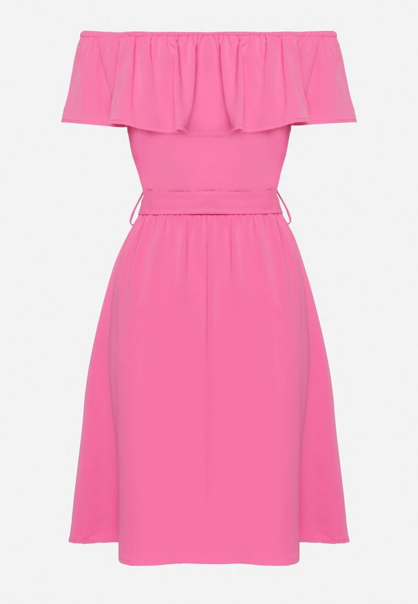 Born2be - Różowa Hiszpanka Sukienka z Materiałowym Paskiem o Rozkloszowanym Kroju Konielle. Typ kołnierza: dekolt hiszpanka. Kolor: różowy. Materiał: materiał. Styl: boho