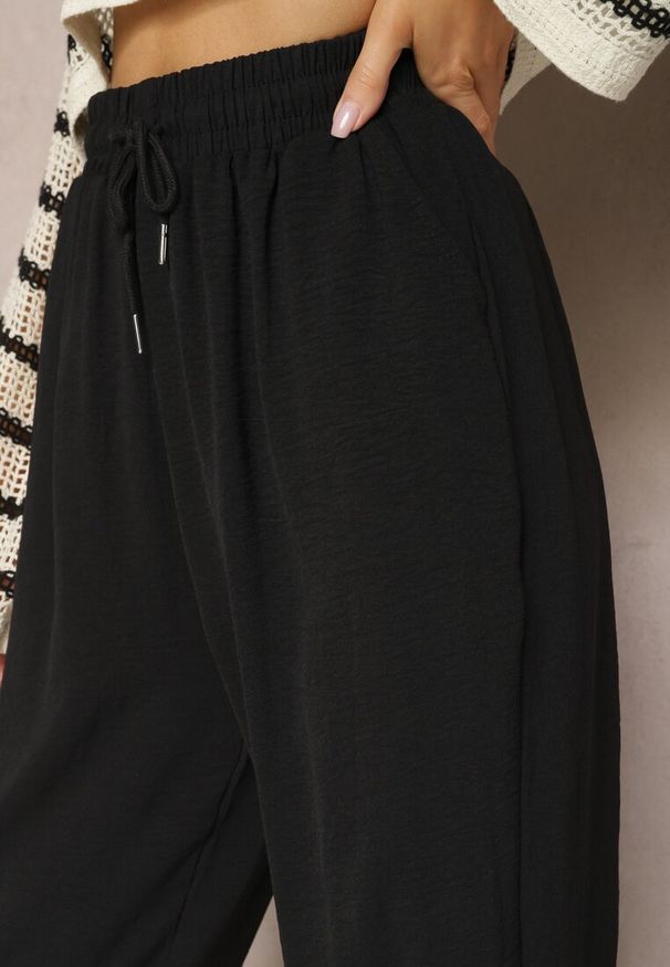 Renee - Czarne Spodnie o Luźnym Fasonie ze Sznurkiem i Gumką w Talii Enivea. Okazja: na co dzień. Kolor: czarny. Styl: casual, elegancki