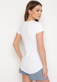 Born2be - Biały Klasyczny T-shirt z Bawełny Ozdobiony Nadrukiem Getantia. Okazja: na co dzień. Kolor: biały. Materiał: bawełna. Wzór: nadruk, aplikacja. Styl: klasyczny #3