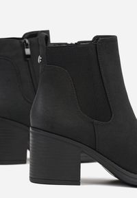 Renee - Czarne Botki Typu Sztyblety na Słupkowym Obcasie Levea. Okazja: na co dzień. Zapięcie: zamek. Kolor: czarny. Materiał: jeans. Obcas: na obcasie. Styl: elegancki, wizytowy, klasyczny, casual. Wysokość obcasa: średni #4