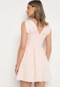 Born2be - Różowa Sukienka Vices o Rozkloszowanym Kroju z Wiązaniem Foliseia. Okazja: na co dzień. Typ kołnierza: dekolt w kształcie V. Kolor: różowy. Materiał: jeans, poliester. Długość rękawa: bez rękawów. Styl: klasyczny, casual, elegancki #6