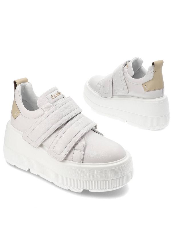 Białe Sneakersy Carinii Modne Na Obuwie Damskie. Zapięcie: rzepy. Kolor: biały. Materiał: skóra