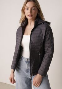 Born2be - Szara Pikowana Kurtka Przejściowa z Kapturem z Lamówką i Ściągaczami Zidara. Okazja: na spacer. Typ kołnierza: kaptur. Kolor: szary. Materiał: poliester, jeans, dresówka #1