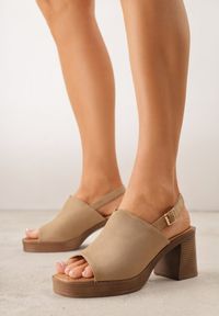 Renee - Ciemnobeżowe Sandały VICES na Słupku i Platformie Stylizowanych na Drewniane Lobenti. Zapięcie: sprzączka. Kolor: beżowy. Materiał: jeans. Sezon: lato. Obcas: na platformie #1