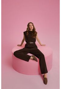 MOODO - Kombinezon brązowy. Kolor: brązowy. Materiał: poliester #1