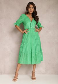 Renee - Jasnozielona Sukienka Evonia. Kolor: zielony. Wzór: aplikacja, haft. Typ sukienki: rozkloszowane. Styl: boho. Długość: midi