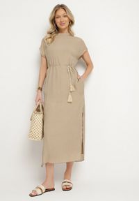 Born2be - Beżowa Sukienka Pudełkowa Ozdobiona Wiązaniem Napelira. Okazja: na co dzień. Kolor: beżowy. Materiał: jeans. Wzór: aplikacja. Styl: klasyczny, casual, elegancki #7