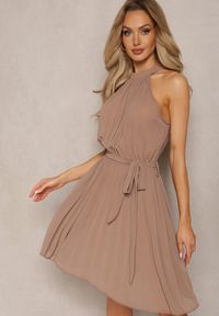 Renee - Beżowa Rozkloszowana Sukienka z Plisami i Zapięciem przy Karku Mini Dodatkowo Pasek Asmeriema. Okazja: na co dzień. Kolor: beżowy. Typ sukienki: proste. Styl: casual. Długość: mini #1