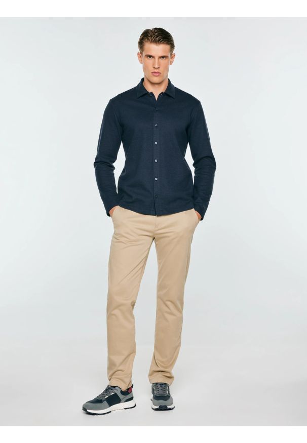 Big-Star - bluzka męska polo z długim rękawem granatowa lisser 403. Typ kołnierza: polo. Kolor: niebieski. Materiał: dresówka, bawełna, jeans, dzianina. Długość rękawa: długi rękaw. Długość: długie. Styl: klasyczny, elegancki