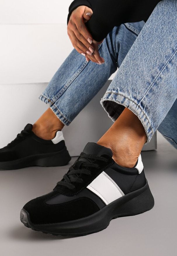 Renee - Czarne Skórzane Sneakersy z Materiałowymi Wstawkami Celana. Kolor: czarny. Materiał: materiał, skóra. Wzór: aplikacja