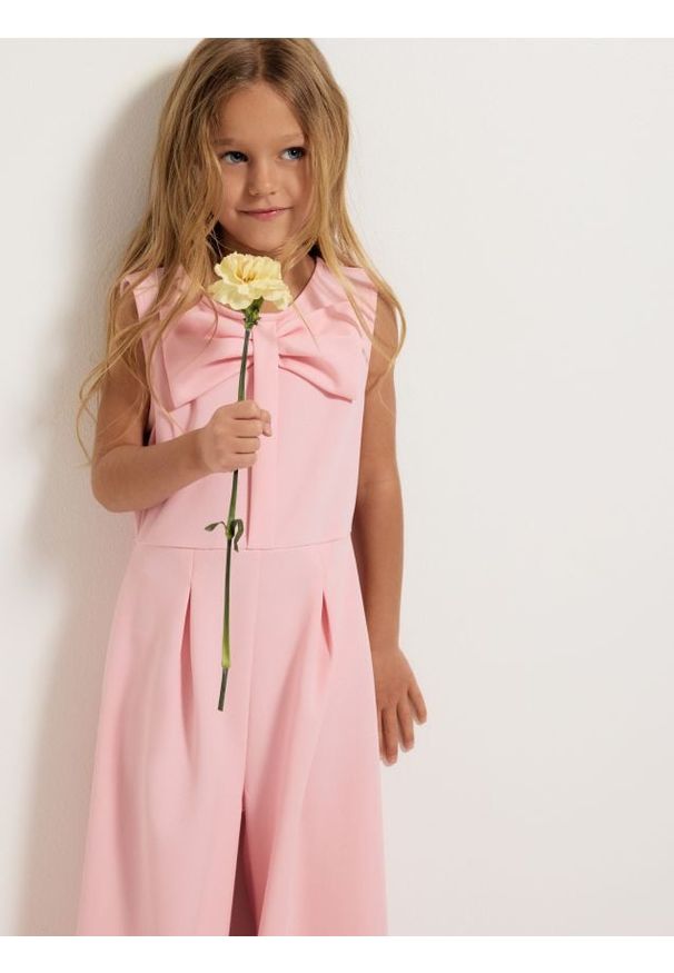 Reserved - Kombinezon z kokardą - pastelowy róż. Typ kołnierza: kokarda. Kolor: różowy. Materiał: tkanina. Typ sukienki: proste