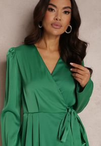 Renee - Zielona Satynowa Sukienka Kopertowa Vinc. Kolor: zielony. Materiał: satyna. Typ sukienki: kopertowe. Długość: mini #5