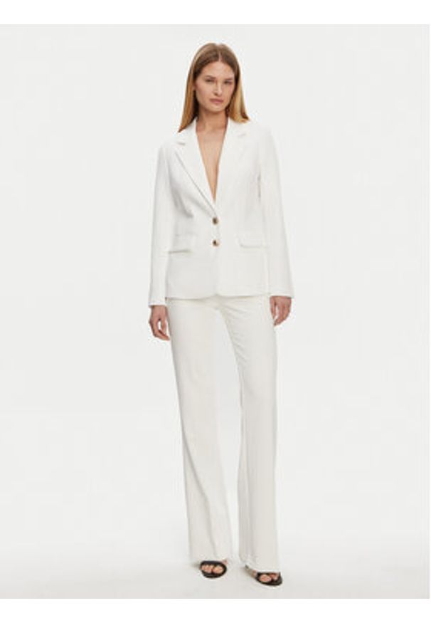 Guess Marynarka W5GN59 WH9Y2 Biały Regular Fit. Kolor: biały. Materiał: syntetyk