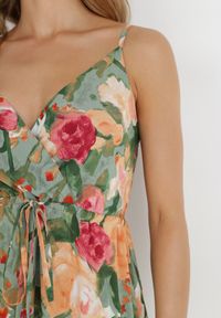 Born2be - Zielona Sukienka Caeede. Kolor: zielony. Długość rękawa: na ramiączkach. Wzór: kolorowy, aplikacja. Sezon: lato. Typ sukienki: kopertowe. Styl: wizytowy. Długość: maxi #6