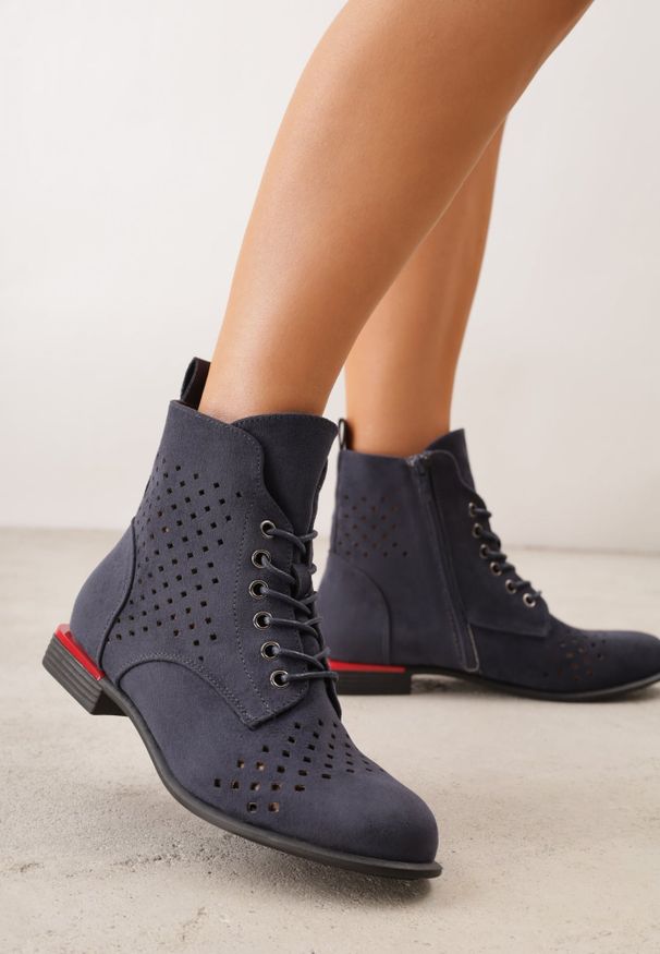 Renee - Granatowe Botki VICES z Ażurowymi Zdobieniami w Stylu Retro Limoni. Okazja: na co dzień. Zapięcie: sznurówki. Kolor: niebieski. Materiał: jeans. Szerokość cholewki: normalna. Wzór: aplikacja, ażurowy. Styl: retro