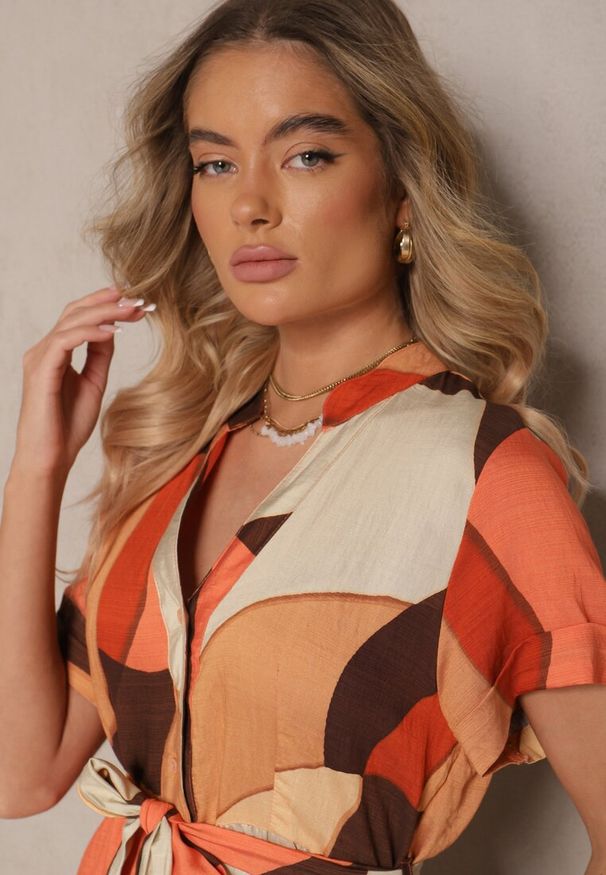 Renee - Jasnobrązowa Wiskozowa Sukienka Koszulowa z Paskiem w Geometryczny Print Falintia. Okazja: na co dzień. Typ kołnierza: dekolt w kształcie V. Kolor: brązowy. Materiał: wiskoza. Długość rękawa: krótki rękaw. Wzór: nadruk, geometria. Typ sukienki: koszulowe. Styl: klasyczny, casual
