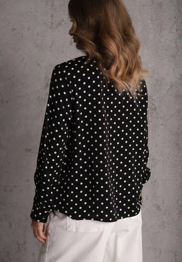 Renee - Czarna Falbaniasta Koszula z Wiskozy w Kropki ze Stójką Aegista. Typ kołnierza: kołnierzyk stójkowy. Kolor: czarny. Materiał: wiskoza. Wzór: kropki