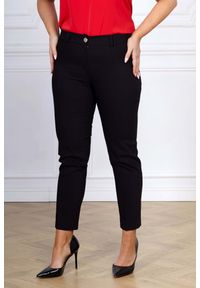Moda Size Plus Iwanek - Eleganckie czarne spodnie cygaretki Inez XXL OVERSIZE. Okazja: na spotkanie biznesowe, do pracy, na co dzień. Kolor: czarny. Materiał: tkanina, poliester, materiał, bawełna, elastan. Długość: krótkie. Sezon: wiosna, lato. Styl: elegancki