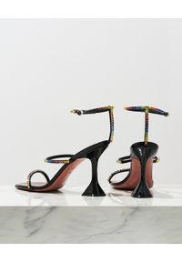 AMINA MUADDI - Czarne sandały z kryształami Gilda. Kolor: czarny. Materiał: satyna. Wzór: aplikacja. Obcas: na obcasie. Wysokość obcasa: średni #3