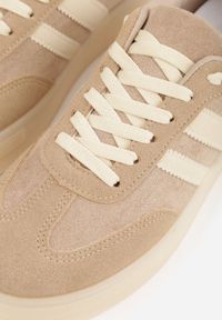 Renee - Ciemnobeżowe Sneakersy na Platformie w Stylu Tenisówek Ozdobione Paskami Ladia. Okazja: na co dzień. Zapięcie: pasek. Kolor: beżowy. Materiał: jeans. Wzór: aplikacja. Sezon: wiosna. Obcas: na platformie #4