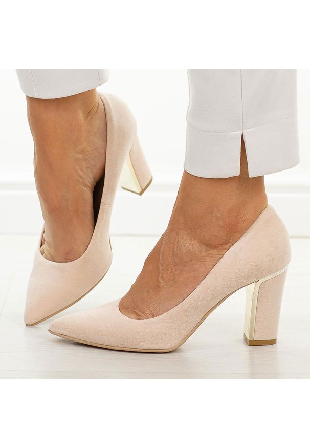 Róż puder zamsz Polskie czółenka damskie Suzana 852. Okazja: na co dzień. Kolor: różowy. Materiał: zamsz. Szerokość cholewki: normalna. Sezon: wiosna, lato, jesień. Obcas: na słupku. Styl: wizytowy, casual, klasyczny, elegancki