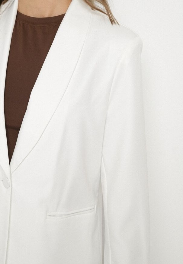 Born2be - Biała Marynarka Jednorzędowa z Usztywnioną Linią Ramion Avidvira. Okazja: na spotkanie biznesowe. Kolor: biały. Materiał: jeans. Styl: biznesowy