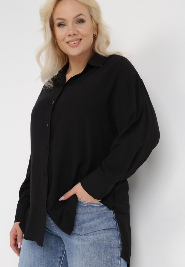 Born2be - Czarna Koszula Eleron. Okazja: do pracy, na co dzień, na spotkanie biznesowe. Kolor: czarny. Materiał: tkanina, wiskoza. Wzór: aplikacja, gładki. Styl: biznesowy, casual