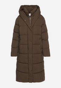 Born2be - Ciemnozielona Długa Pikowana Kurtka z Kapturem Acaltte. Typ kołnierza: kaptur. Kolekcja: plus size. Kolor: zielony. Materiał: jeans. Długość: długie. Sezon: zima. Styl: klasyczny