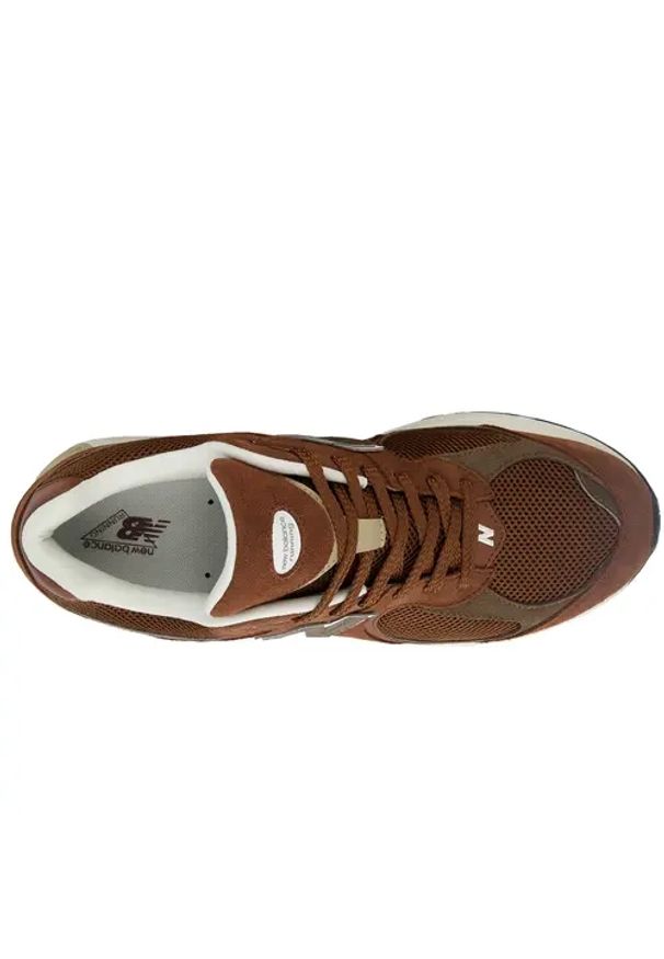 Sneakersy unisex New Balance M2002RFF. Kolor: brązowy. Materiał: guma, skóra. Szerokość cholewki: normalna