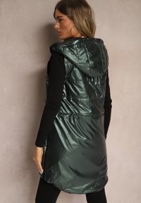 Renee - Ciemnozielona Długa Kamizelka z Naszywką i Kapturem Wykończona Napami Nevellitae. Okazja: na co dzień, na imprezę. Kolor: zielony. Materiał: dzianina, jeans. Długość: długie. Wzór: aplikacja. Styl: elegancki, casual #5