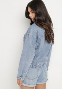 Born2be - Jasnoniebieska Kurtka Jeansowa z Bawełny Ozdobiona Guzikami Navirebi. Kolor: niebieski. Materiał: bawełna, jeans. Wzór: aplikacja #6