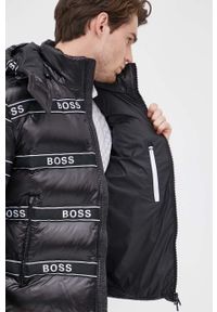 BOSS - Boss kurtka męska kolor czarny zimowa. Okazja: na co dzień. Kolor: czarny. Materiał: poliester. Sezon: zima. Styl: casual