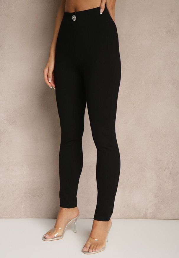 Renee - Czarne Legginsy High Waist z Wiskozą z Cyrkoniowym Guzikiem Naliselle. Okazja: na co dzień. Stan: podwyższony. Kolor: czarny. Materiał: wiskoza. Styl: elegancki, casual