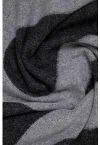 Hugo Szalik wełniany kolor szary wzorzysty. Kolor: szary. Materiał: wełna