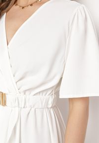 Born2be - Biała Rozkloszowana Sukienka Kopertowa z Gumką w Talii i Ozdobnym Paskiem Vasena. Kolor: biały. Typ sukienki: kopertowe. Styl: elegancki #4
