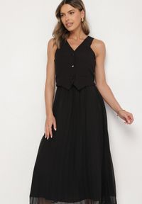 Born2be - Czarna Plisowana Sukienka z Wiskozy z Wszytą Kamizelką Silanda. Typ kołnierza: dekolt w serek. Kolor: czarny. Materiał: wiskoza. Sezon: wiosna. Styl: klasyczny, elegancki
