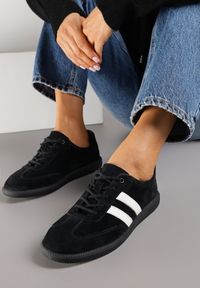 Renee - Czarno-Białe Płaskie Sneakersy ze Skóry Naturalnej z Ozdobnymi Paskami Nelarielis. Okazja: na spacer, na co dzień. Zapięcie: pasek. Kolor: czarny. Materiał: skóra. Wzór: paski. Sport: turystyka piesza