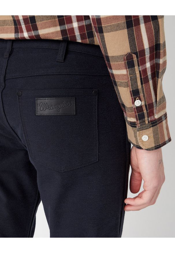 Wrangler - WRANGLER GREENSBORO MĘSKIE SPODNIE MATERIAŁOWE MATERIAŁ BLACK 112341455 W15Q011936. Materiał: materiał