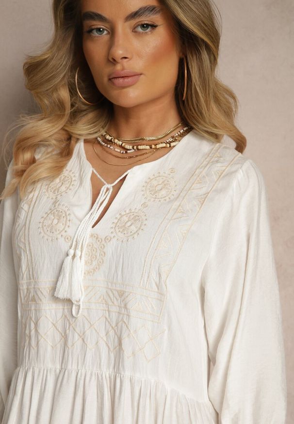 Renee - Biała Sukienka z Wiskozy Ozdobiona Haftem Galionetia. Okazja: na co dzień. Kolor: biały. Materiał: wiskoza. Wzór: aplikacja, haft. Styl: casual