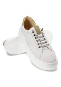 Białe Sneakersy Wasak Stylowe Obuwie Damskie. Okazja: na co dzień. Zapięcie: bez zapięcia. Kolor: biały. Materiał: skóra. Szerokość cholewki: normalna. Wzór: grochy. Sezon: wiosna. Obcas: na platformie #7