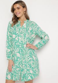 Born2be - Zielona Koszulowa Sukienka Mini o Rozkloszowanym Fasonie z Kwiatowym Motywem Hexama. Typ kołnierza: kołnierzyk stójkowy. Kolor: zielony. Długość rękawa: długi rękaw. Wzór: kwiaty. Sezon: wiosna, lato. Typ sukienki: koszulowe. Długość: mini #1