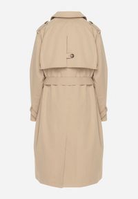 Born2be - Ciemnobeżowy Płaszcz Dwurzędowy Trencz Ozdobiony Paskiem i Pagonami Malwissa. Okazja: na co dzień. Kolor: beżowy. Materiał: jeans. Wzór: aplikacja. Sezon: wiosna, jesień. Styl: casual, elegancki #2