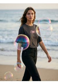 Sinsay - Bawełniana koszulka z nadrukiem kwiatowym - szary. Kolor: szary. Materiał: bawełna. Wzór: kwiaty, nadruk #1