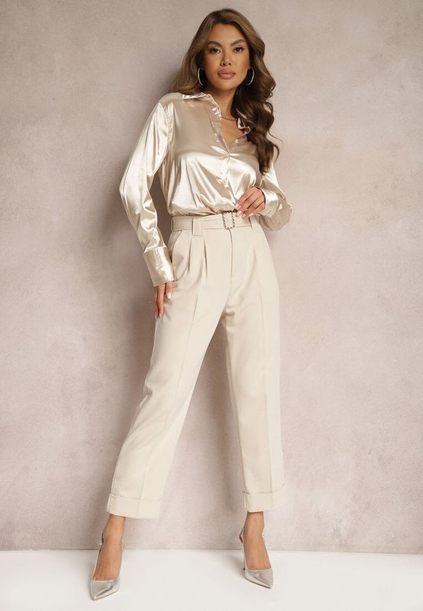 Renee - Beżowe Garniturowe Spodnie High Waist z Paskiem z Klamrą Ficuza. Okazja: na spotkanie biznesowe. Stan: podwyższony. Kolor: beżowy. Styl: elegancki, biznesowy