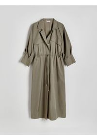 Reserved - Koszulowa sukienka midi - oliwkowy. Kolor: oliwkowy. Materiał: bawełna, tkanina. Wzór: gładki. Typ sukienki: koszulowe. Długość: midi