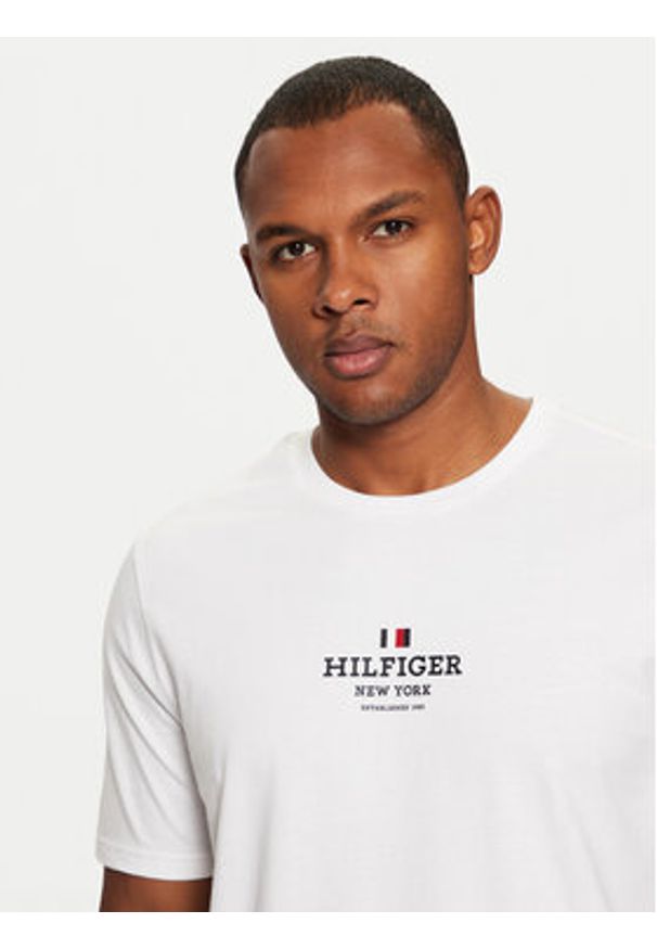 TOMMY HILFIGER - Tommy Hilfiger T-Shirt MW0MW38980 Biały Regular Fit. Kolor: biały. Materiał: bawełna